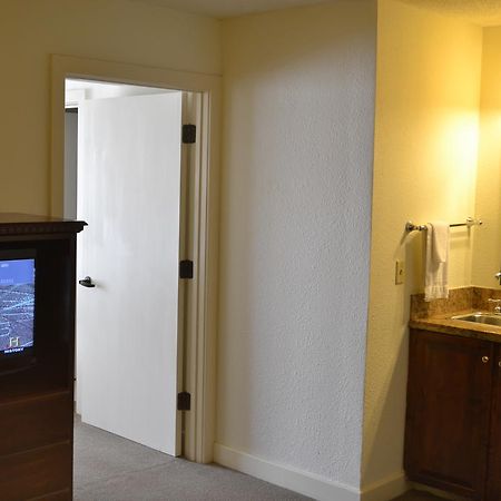 Jameson Inn & Suites Боулинг Грийн Екстериор снимка