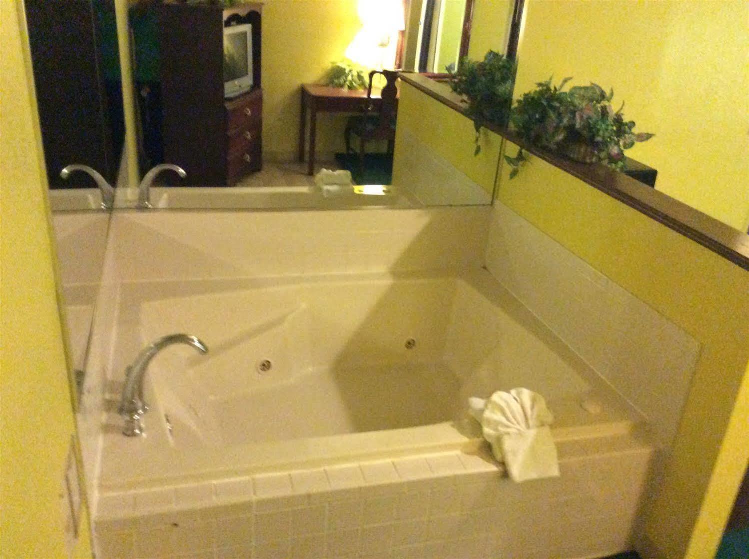 Jameson Inn & Suites Боулинг Грийн Екстериор снимка