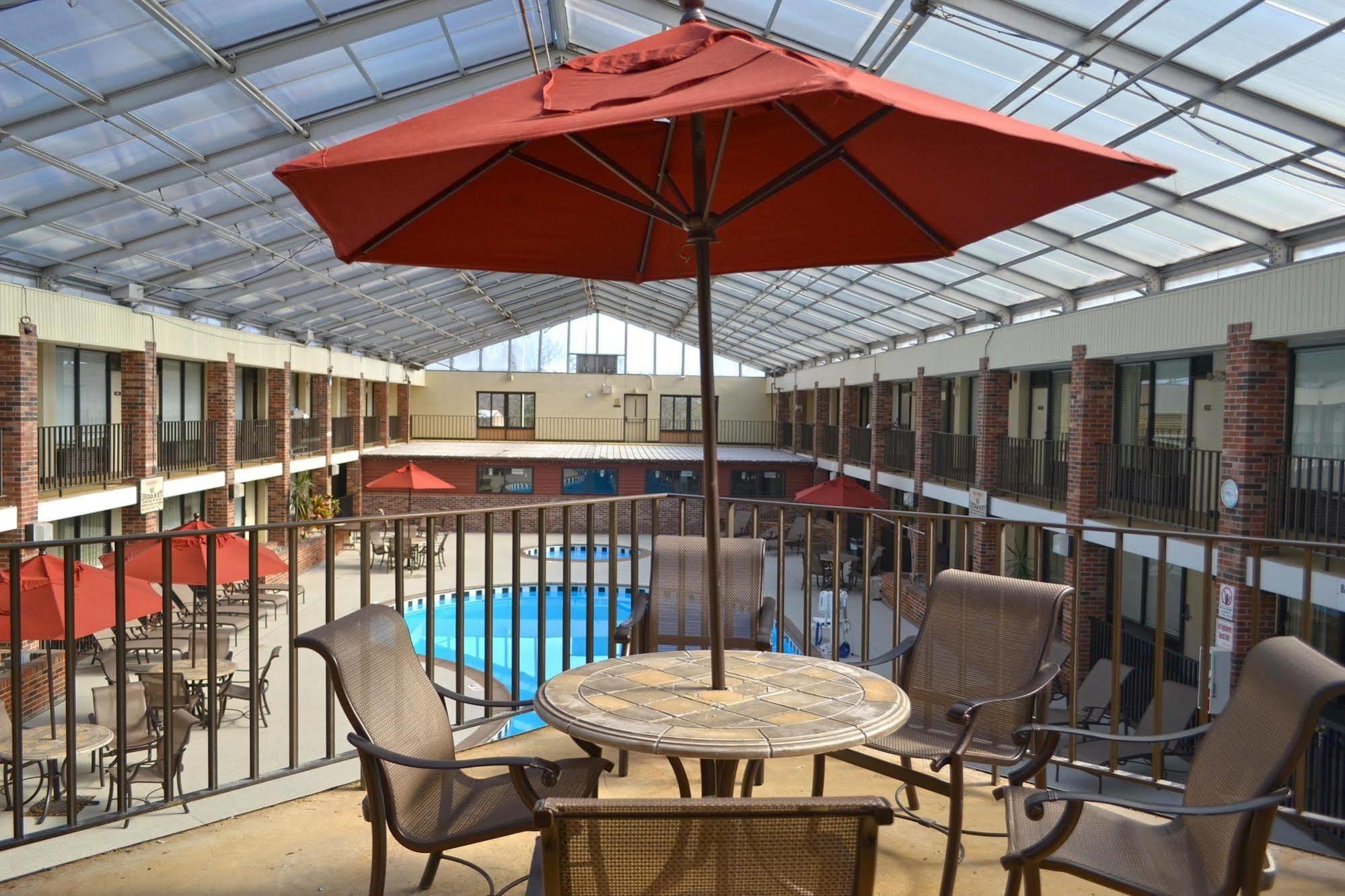 Jameson Inn & Suites Боулинг Грийн Екстериор снимка