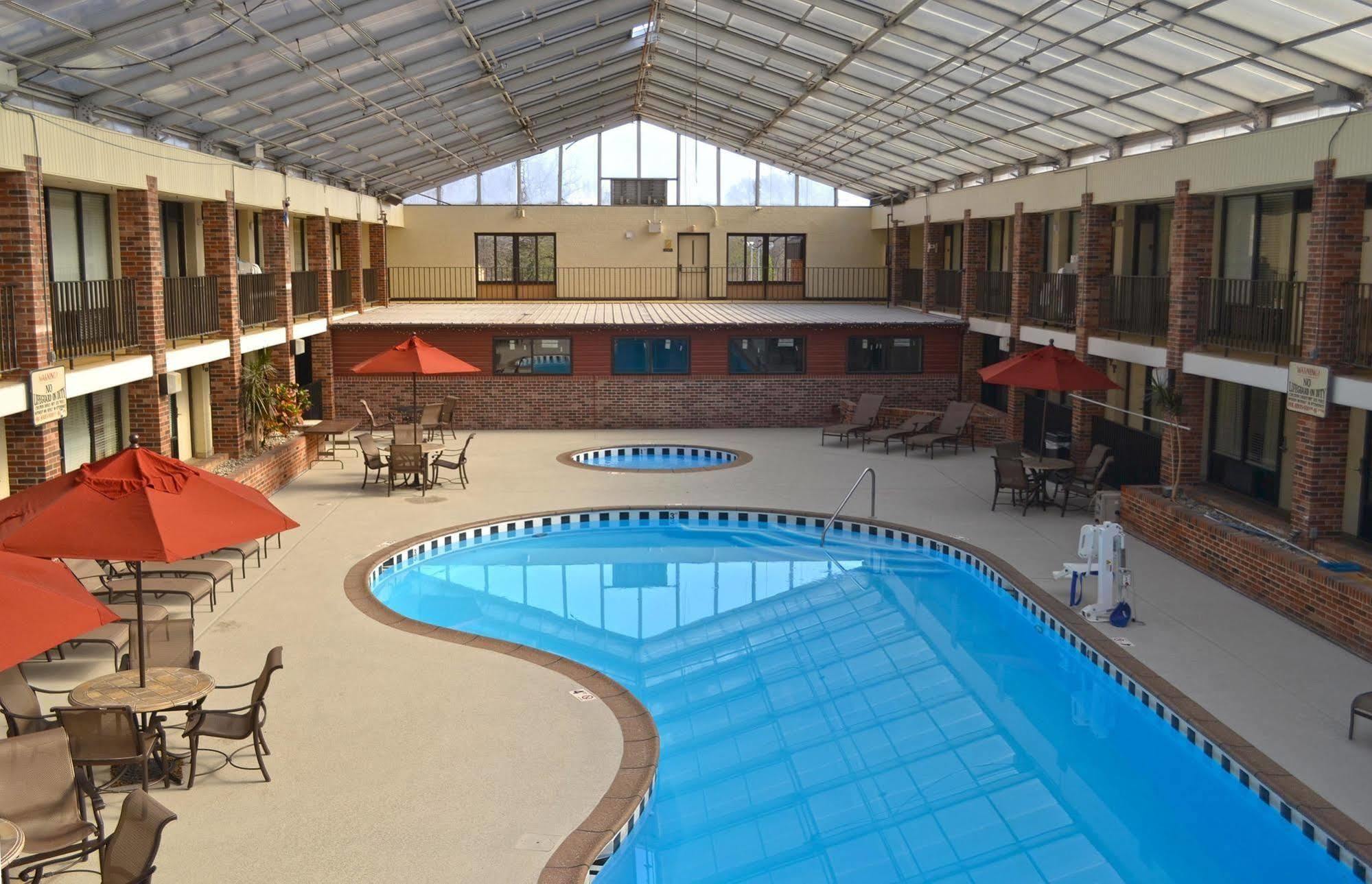 Jameson Inn & Suites Боулинг Грийн Екстериор снимка